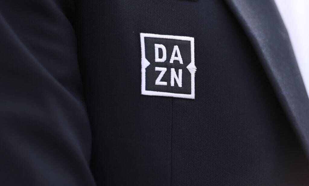 Das Logo von DAZN auf einem Anzug