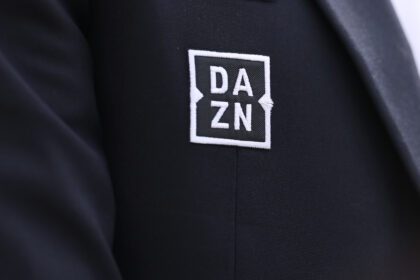 Das Logo von DAZN auf einem Anzug