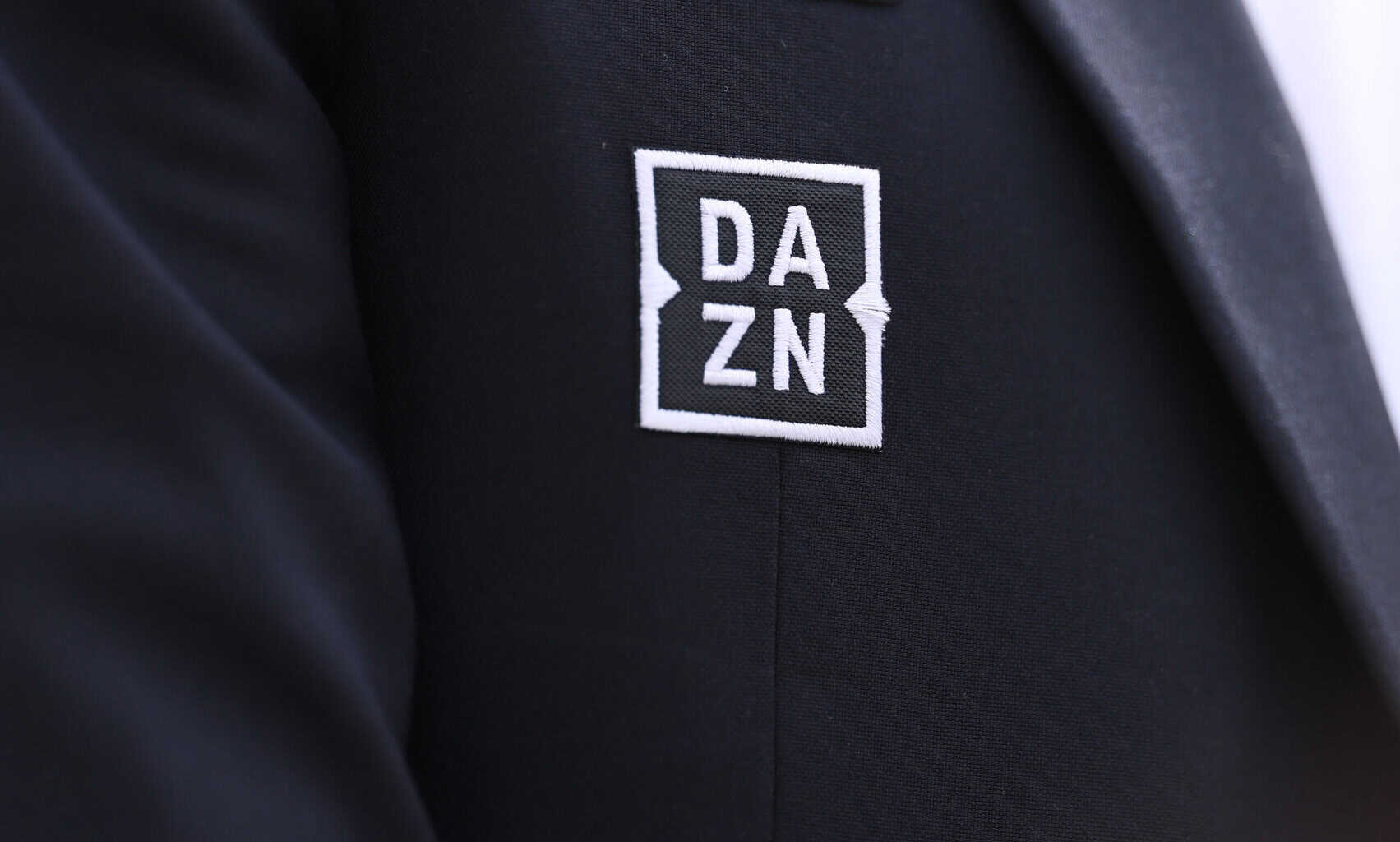 Das Logo von DAZN auf einem Anzug