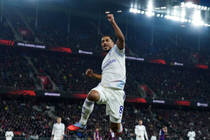 Youri Tielemans bejubelt sein Tor in der Europa League