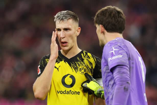 Nico Schlotterbeck im Austausch mit Gregor Kobel