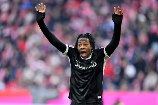 Johan Manzambi reißt die Arme in die Luft