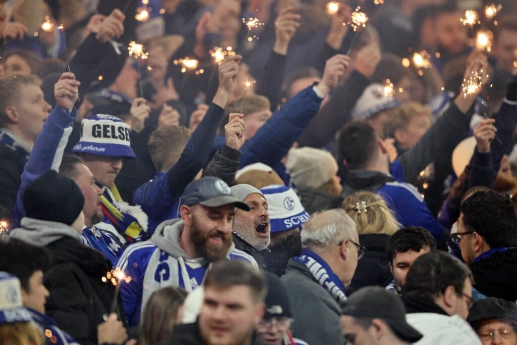 Die Fans des FC Schalke 04 mit Wunderkerzen bei einer Choreo