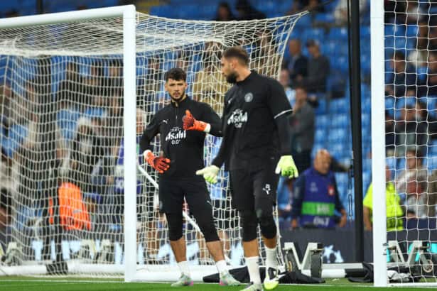 James Trafford spricht mit Gianluigi Donnarumma während des Aufwärmens