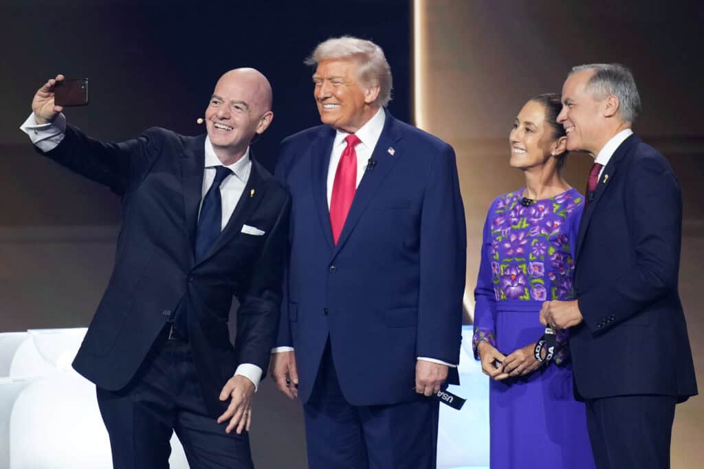 Gianni Infantino macht ein Selfie mit Donald Trump, Claudia Sheinbaum und Mark Carney