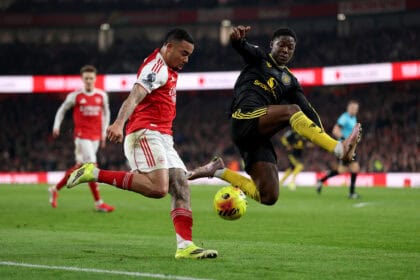 Kobbie Mainoo grätscht gegen Gabriel Jesus