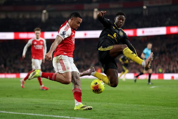 Kobbie Mainoo grätscht gegen Gabriel Jesus