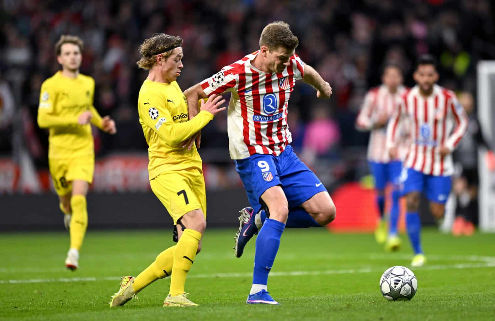 Alexander Sorloth im Duell um den Ball mit Patrick Berg