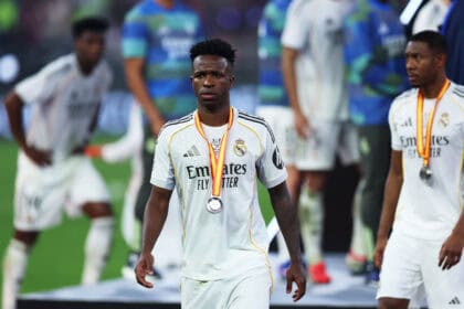 Vinicius Jr. mit einer Silbermedaille