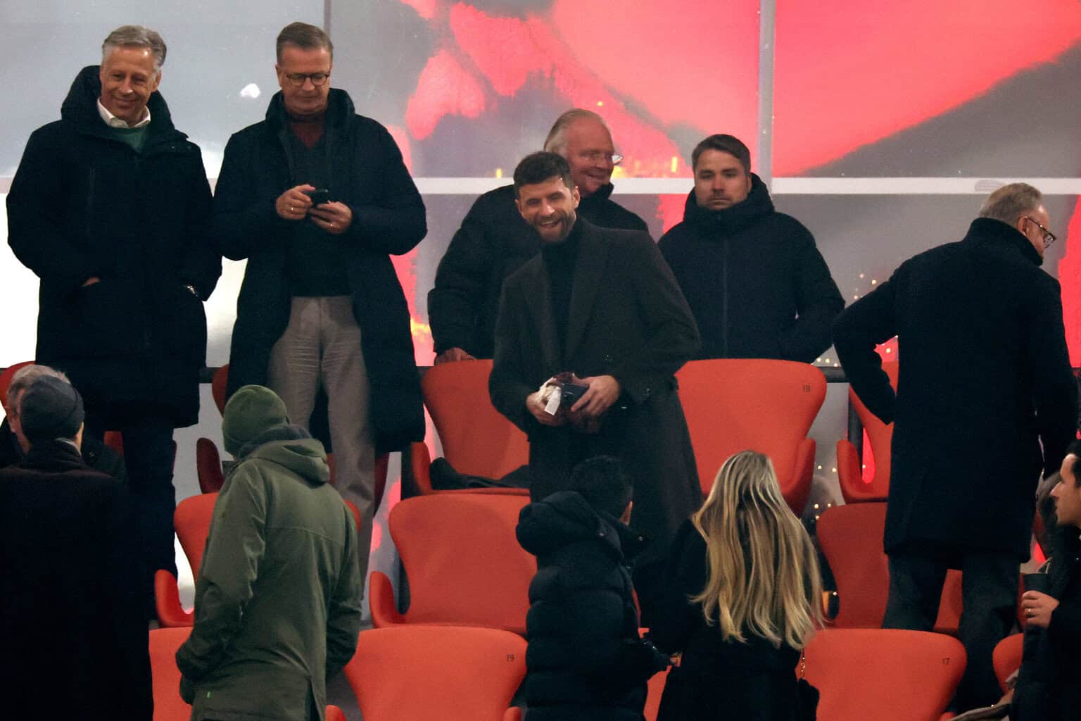 Thomas Müller auf der Tribüne in der Allianz Arena