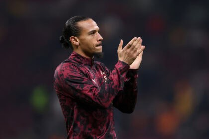 Leroy Sane applaudiert