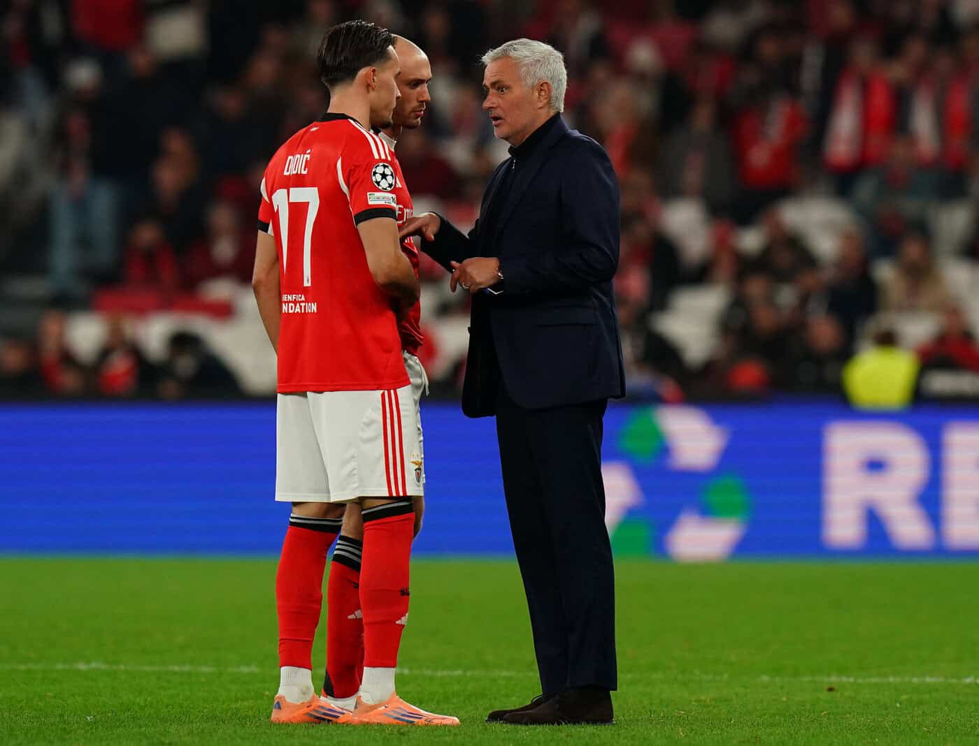 Jose Mourinho im Austausch mit Amar Dedic und Fredrik Aursnes