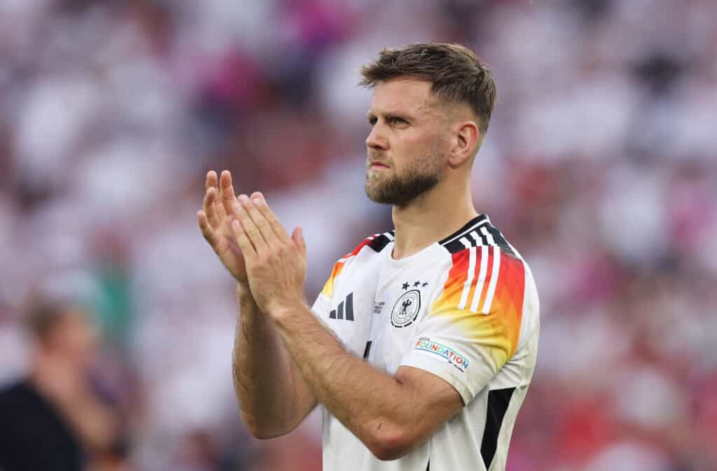 Niclas Füllkrug applaudiert im DFB-Trikot