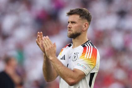 Niclas Füllkrug applaudiert im DFB-Trikot