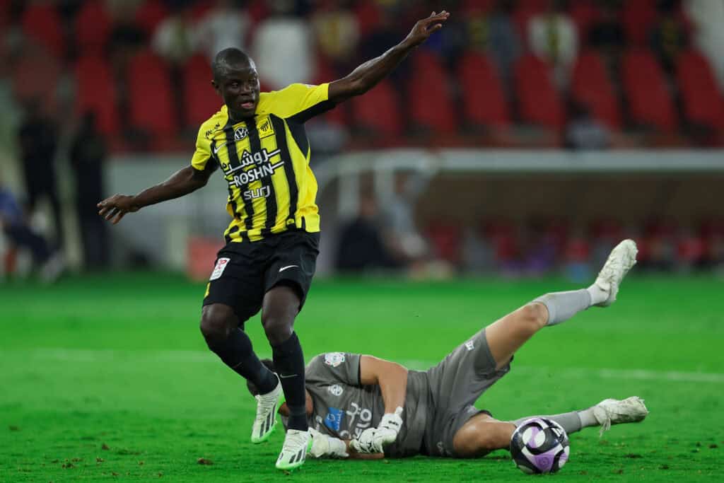 N'Golo Kante im Duell um den Ball mit dem Torwart