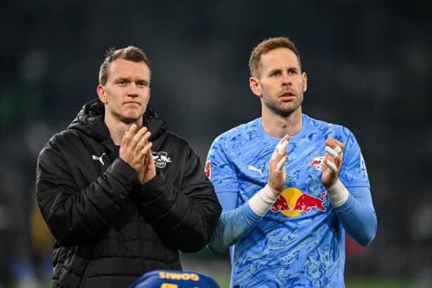 Lukas Klostermann und Peter Gulacsi applaudieren
