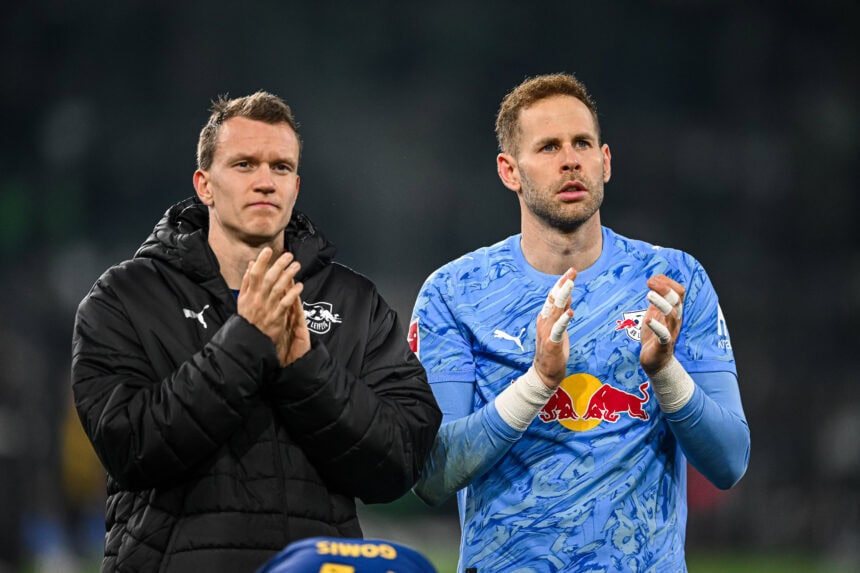 Lukas Klostermann und Peter Gulacsi applaudieren