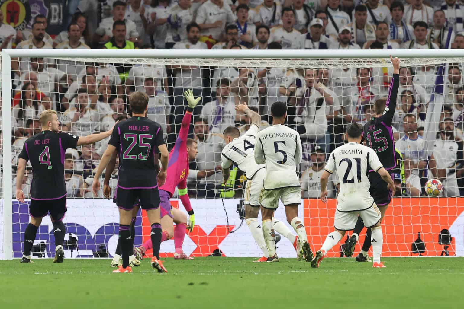 Joselu gegen Manuel Neuer