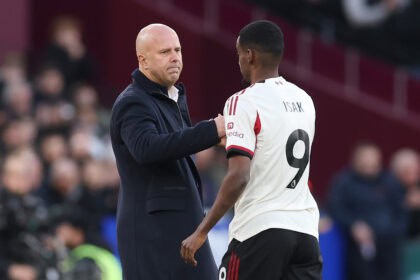Arne Slot und Alexander Isak